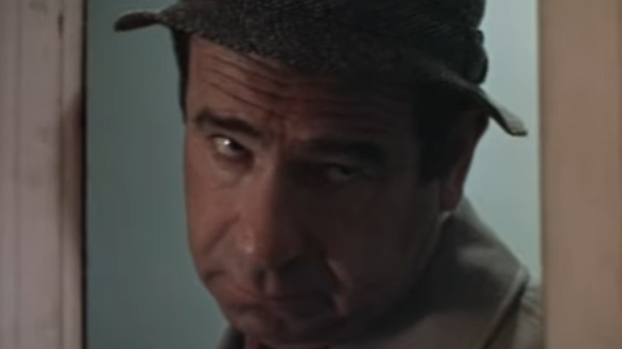 『ペルハム・ワン・ツー・スリー』でドアから頭を突き出すウォルター・マッソー