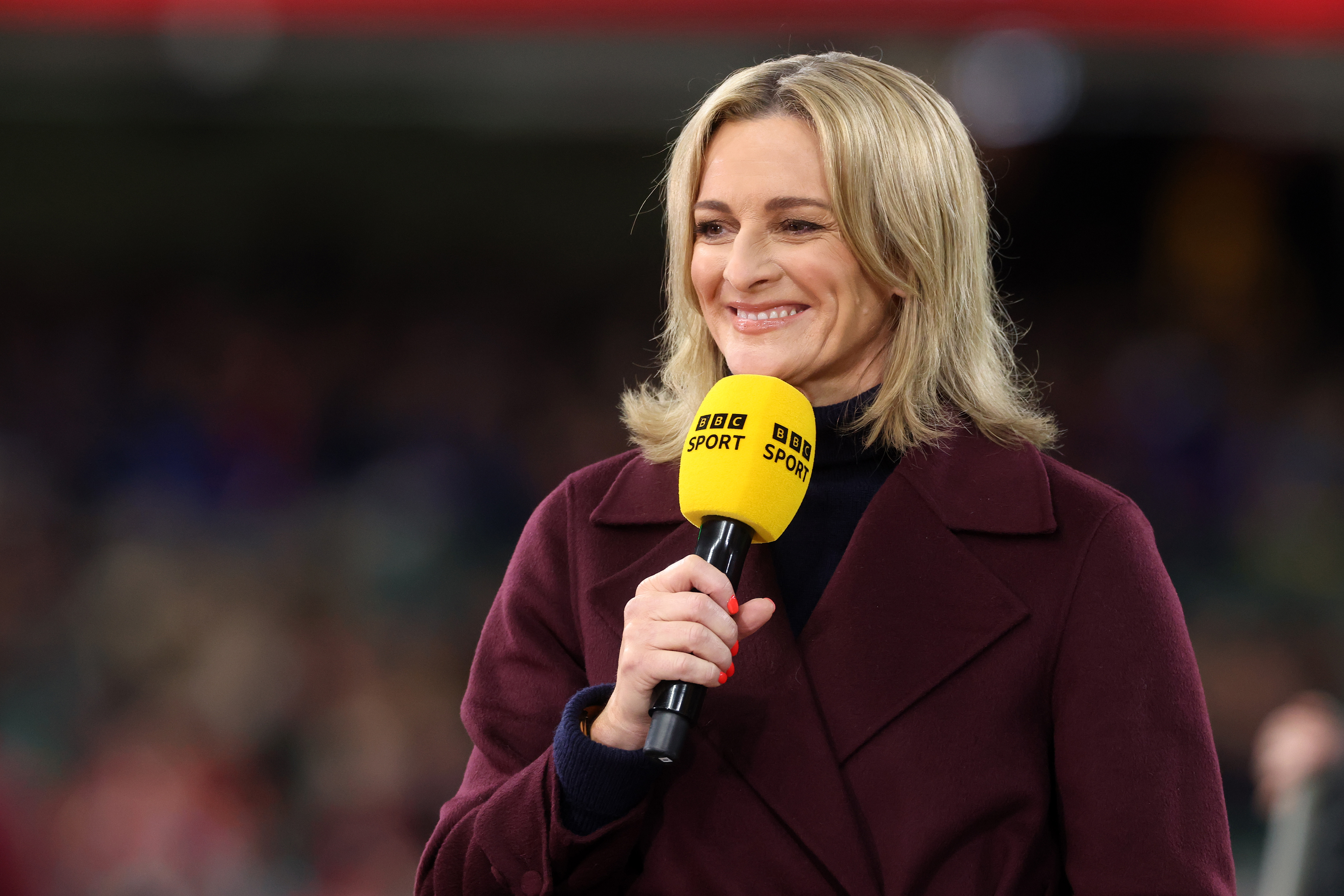 CARDIFF, WALES - FEVEREIRO 15: Gabby Logan, apresentadora esportiva da BBC, observa antes da partida do Guinness Six Nations 2026 entre País de Gales e França no Estádio do Principado em 15 de fevereiro de 2026.