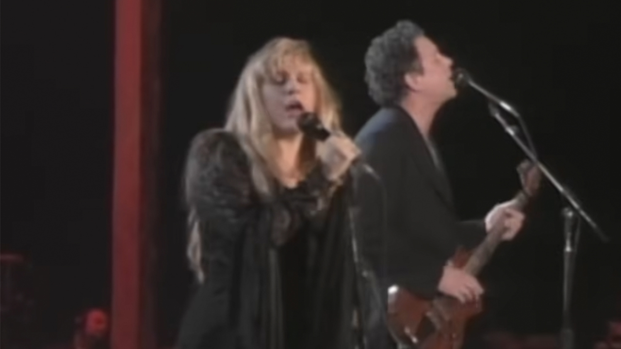 Stevie Nicks en Lindsey Buckingham treden op uit The Dance in 1995.