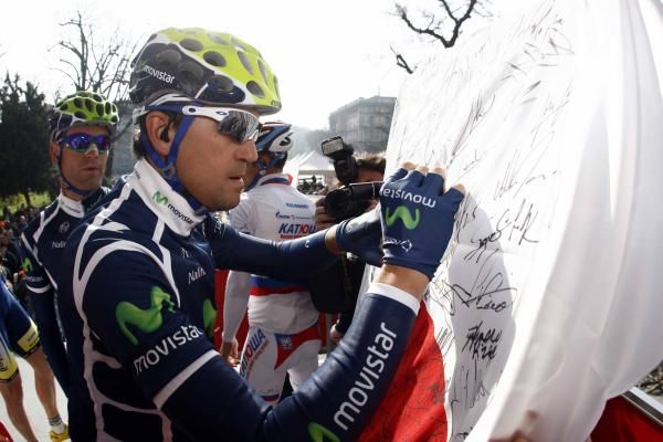 The veteran Marzio Bruseghin (Movistar) signs the Japanese flag.