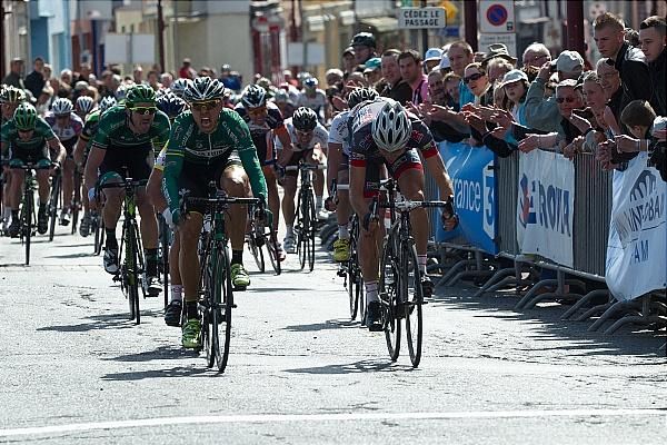 It's a drag race at the finish of stage 2 between Francesco Lasca (Caja Rural) and Steven Tronet (Auber 93)