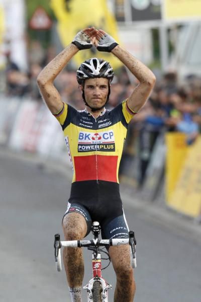 Niels Albert (BKCP-Powerplus) celebrates his victory in Ruddervoorde.