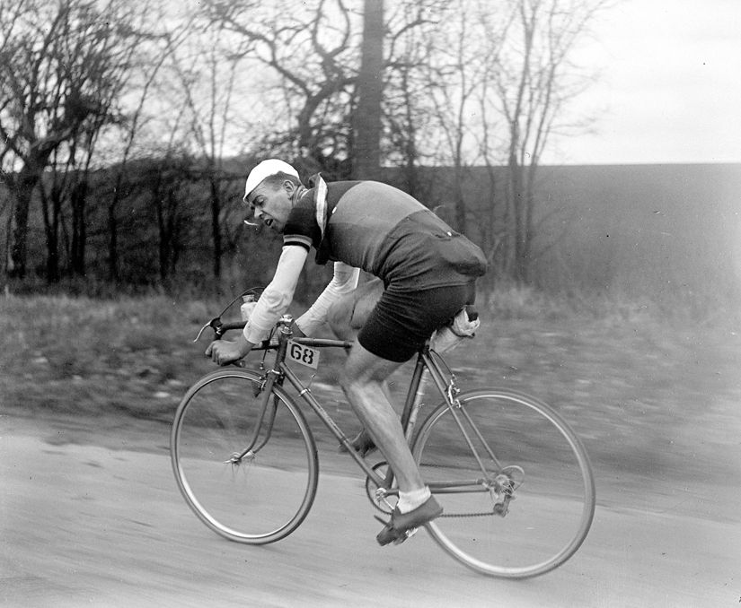 Rik Van Steenbergen racing Roubaix in 1944, the year he won the Tour of Flanders. He would go onto win Roubaix in 1948 and 1952