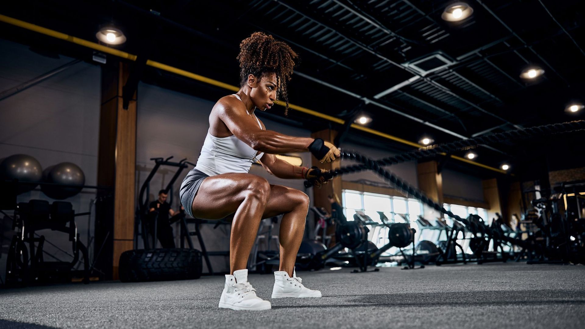 How much protein to build muscle: A woman at the gym