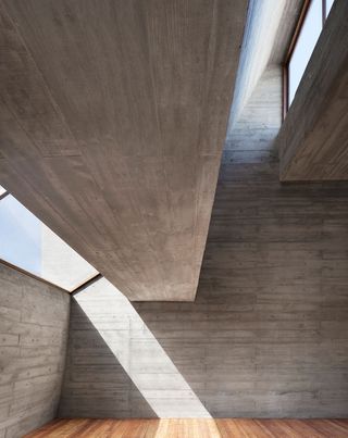 Walls with carefully placed east- and west-orientated slits, allows lighting changes between sunset and sunrise