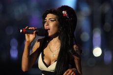 Amy Winehouse performing 