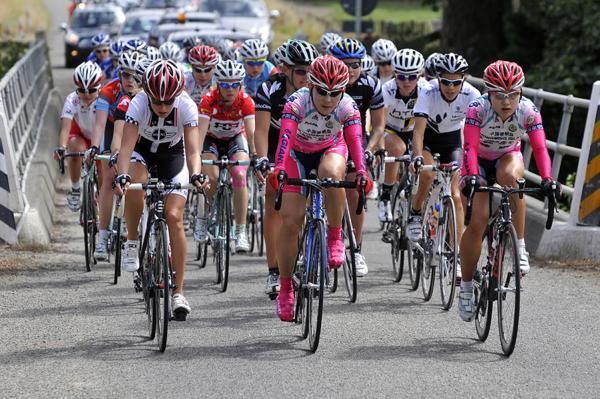 The peloton comes together over a bridge