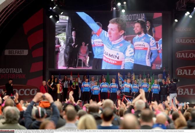 Dan Martin waves to the huge crowd