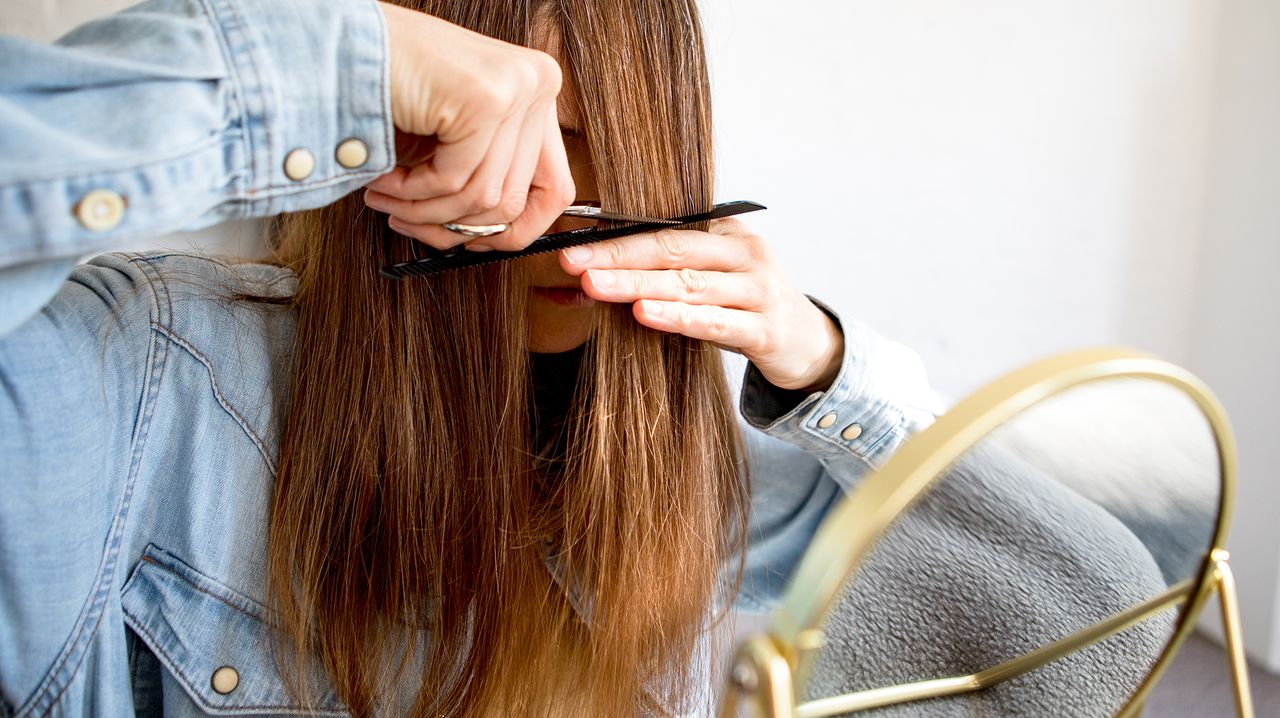 Woman cutting her own hair - how to cut your own hair