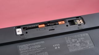 Logitech Signature Slim K950 battery compartment