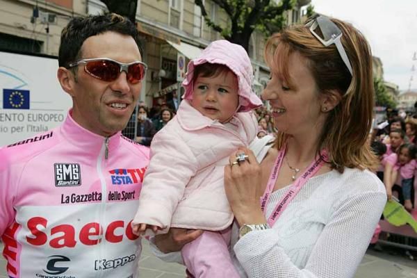 Simoni with wife Arianna and daughter Sofia during the 2003 Giro.