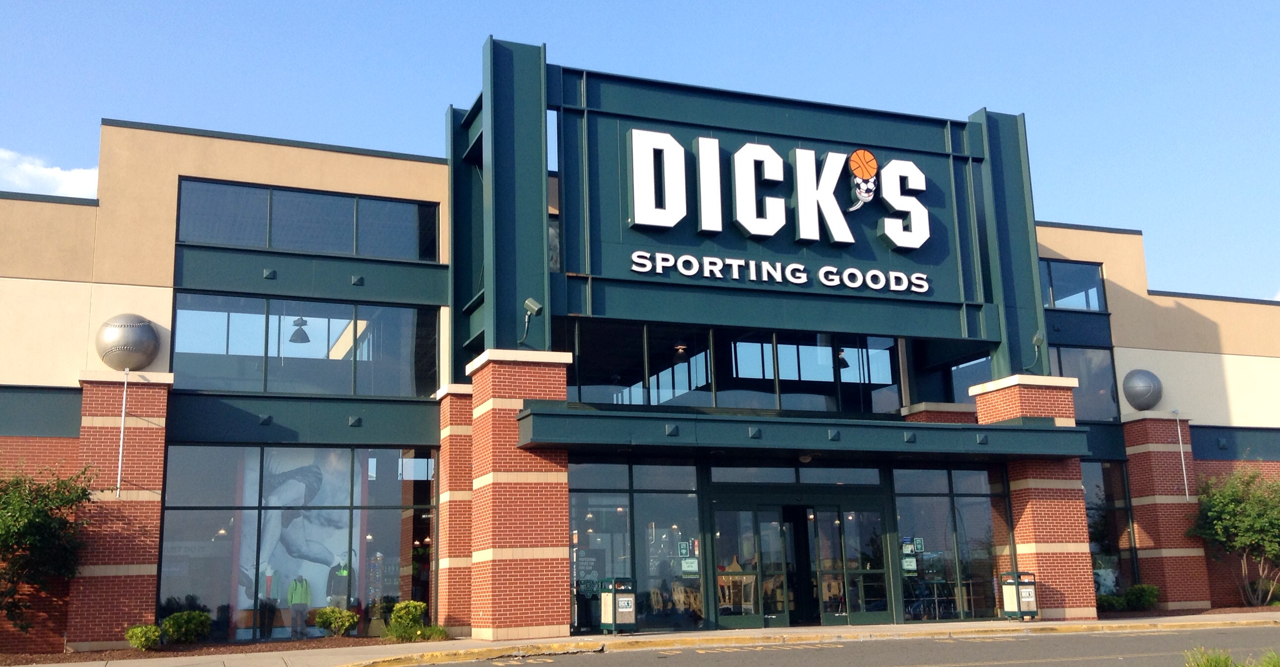 The exterior of a Dick's Sporting Goods store