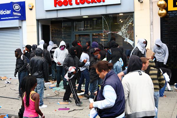 Looters and onlookers outside Foot Locker, Walworth Road, Elephant and Castle, London. Credit: Flickr | hozinja