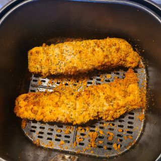 Philips Essential Air Fryer with cooked crumbed Salmon