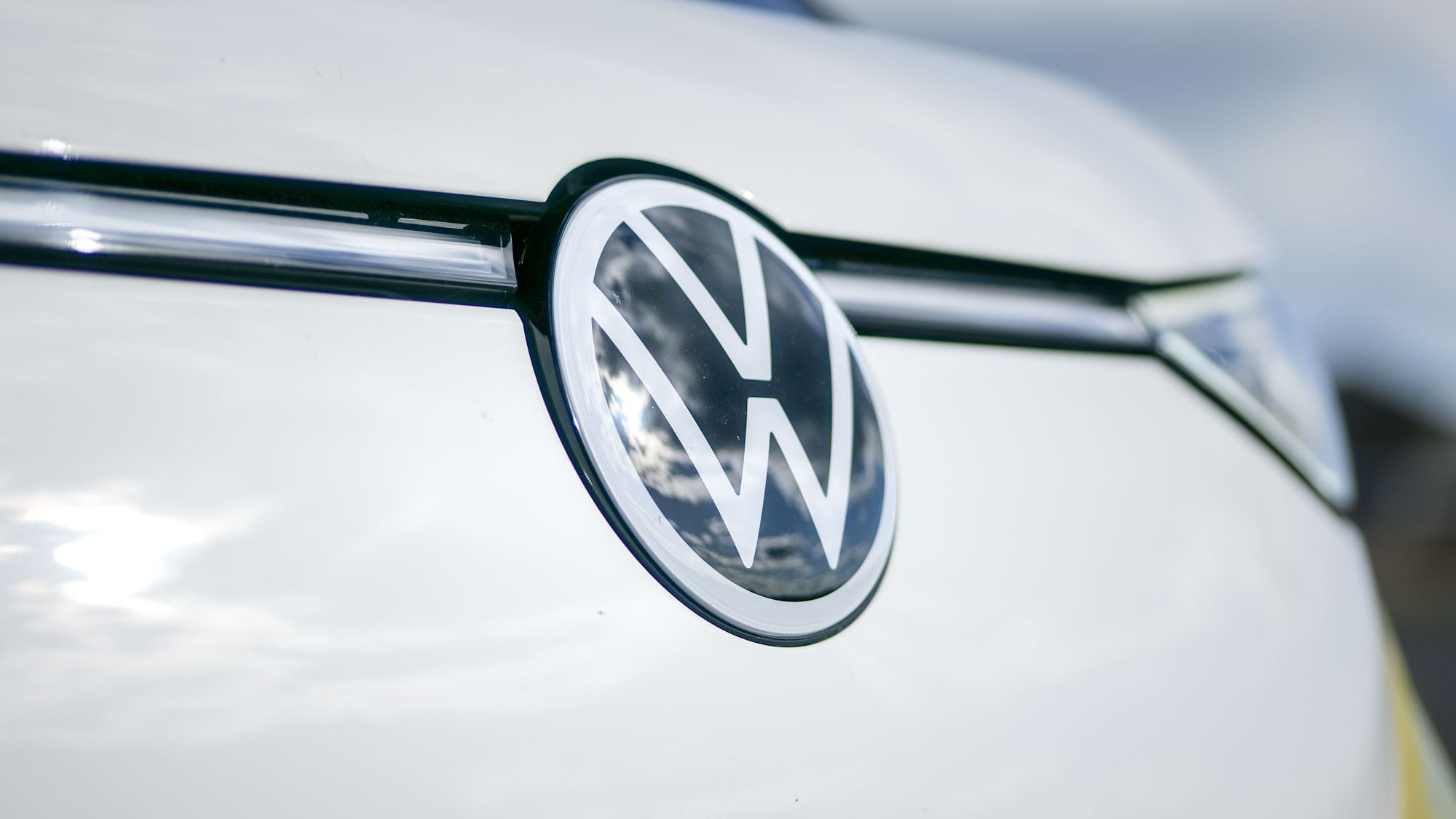 2025 Volkswagen ID. Buzz Pro S Plus 4MOTION test drive.