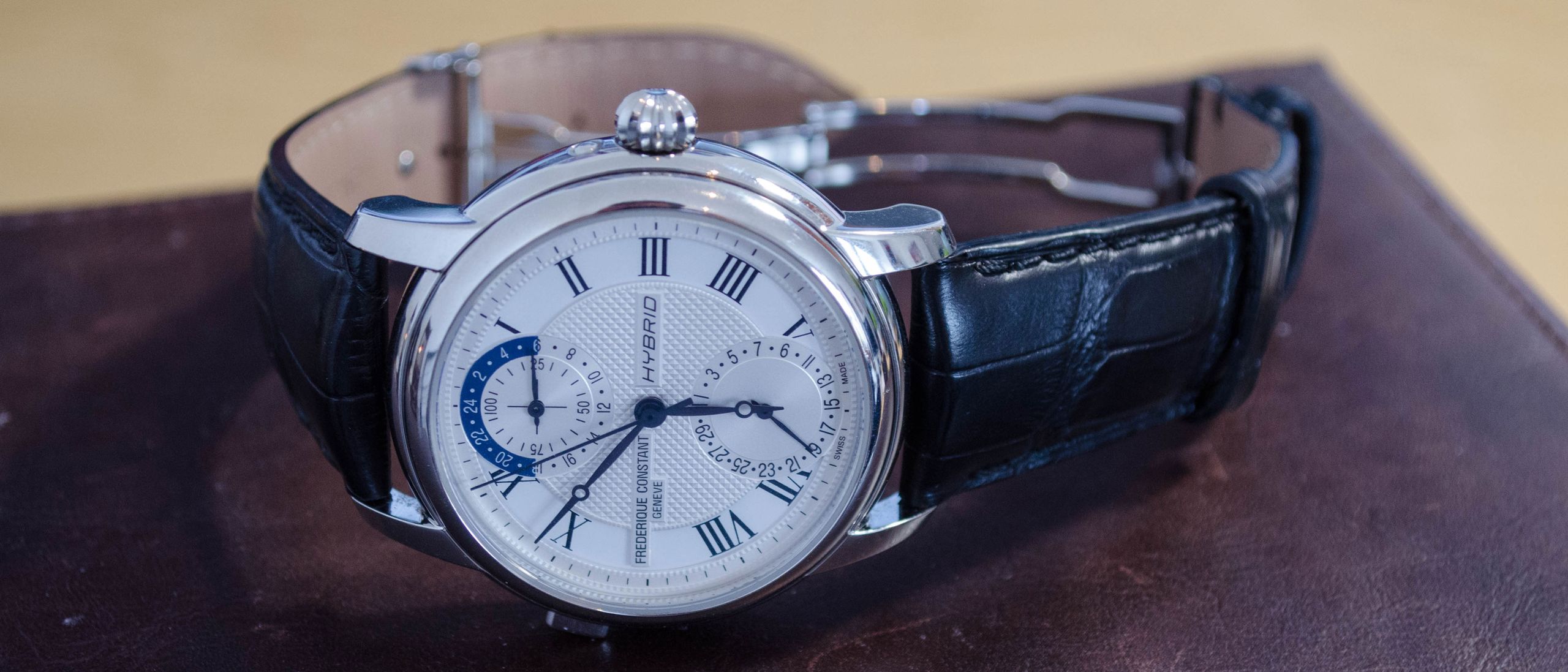 時計 FREDERIQUE CONSTANT Frederique Constant Hybrid Manufacture Is a Smartwatch for Haters