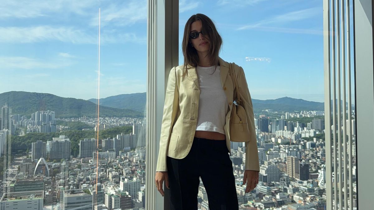 Not Basic Flip-Flops—Chic Girls in Seoul Wear This Elevated Alt With Cropped Pants Instead