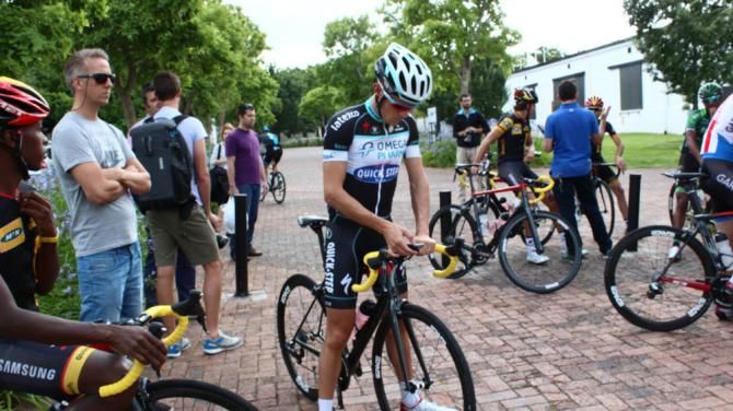 A quick check of the power metre for Serge Pauwels before the ride