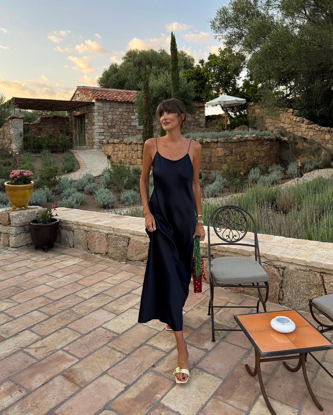 @Juliesfi wore soft yellow sandals and yellow dress