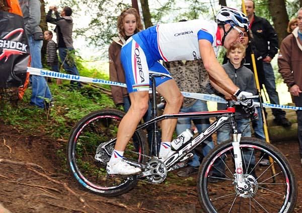 Julien Absalon (Orbea) descends a very steep trail.