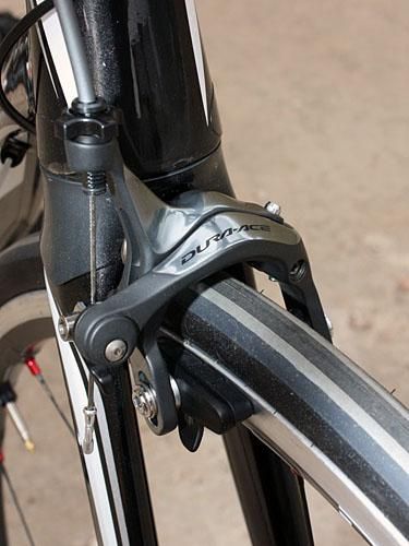 The Dura-Ace Di2 levers use the same cable pull ratio as on the standard 7900 group, thus providing the same phenomenal braking performance.