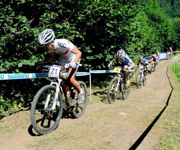 Maja Wloszczowska (CCC Polkowice) leads the chase after Pendrel attacks