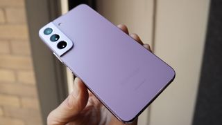 Jemand hält das Samsung Galaxy S22 in Bora Purple in der Hand