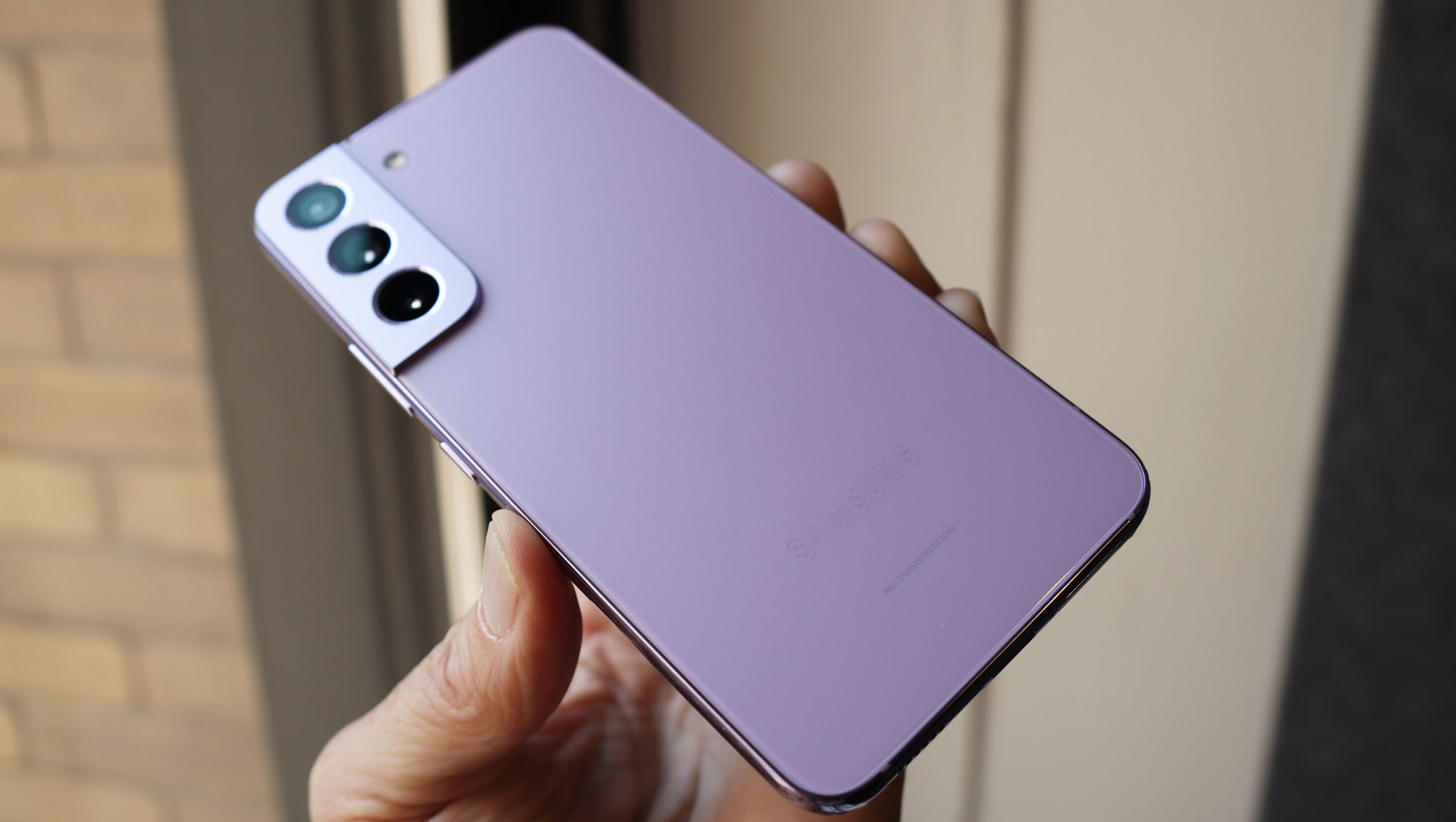 Samsung Galaxy S22 Bora Purple в руке