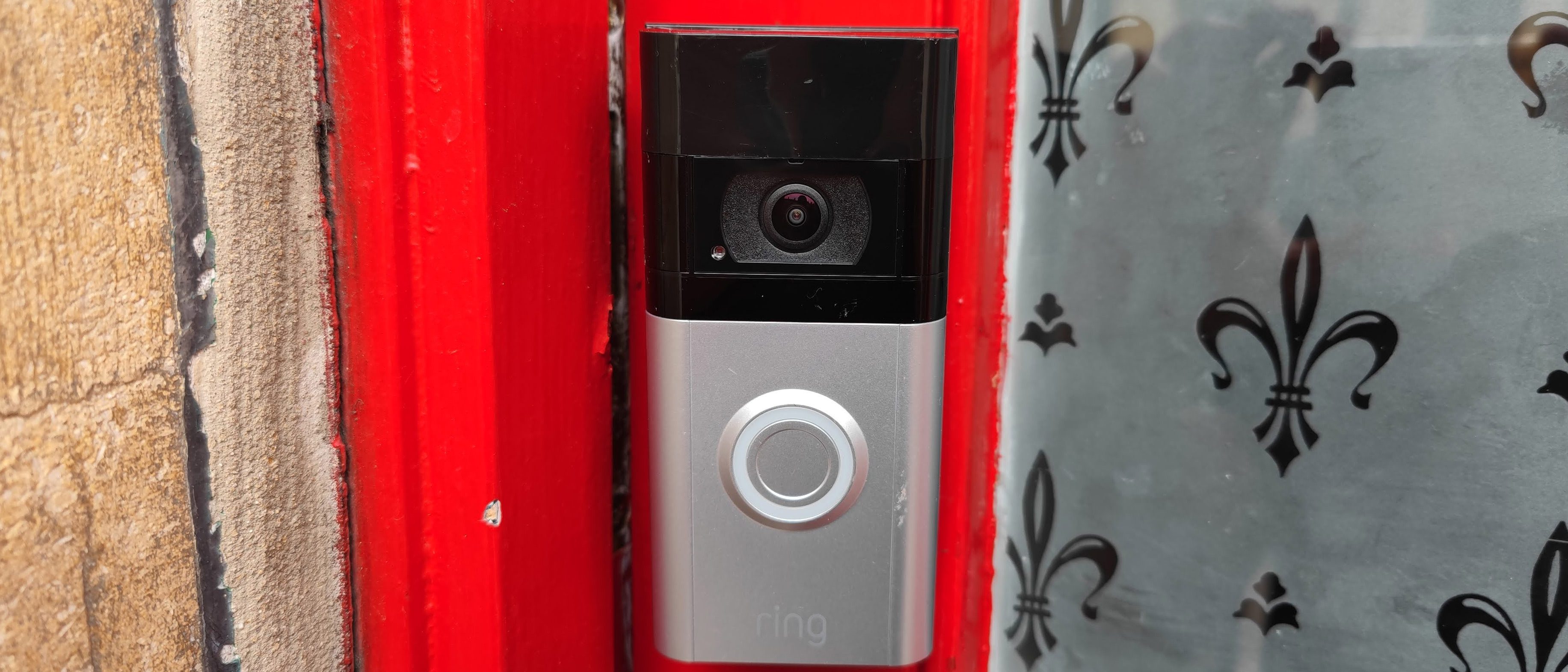 Ring Video Doorbell 4 på en rød dørkarm