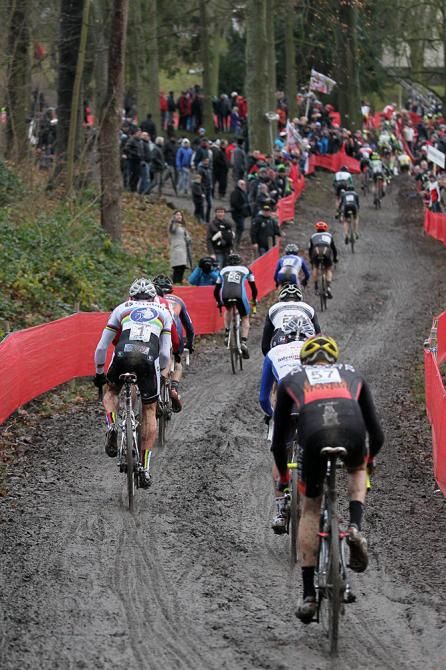Sven Nys rides through the back-markers after flatting at the start