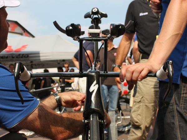 Voight's aerobar setup looks more like an airplane from this angle than a bicycle handlebar.