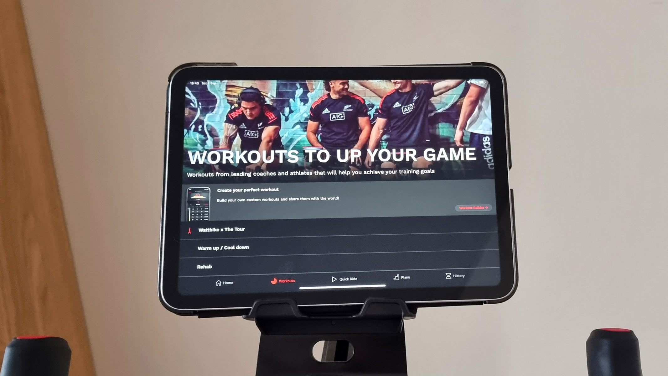 Bicicleta inteligente Wattbike Proton, una foto de primer plano de la pantalla de selección de entrenamiento en la aplicación Hub