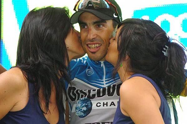 Egoi Martinez (Discovery) gets a podium kiss