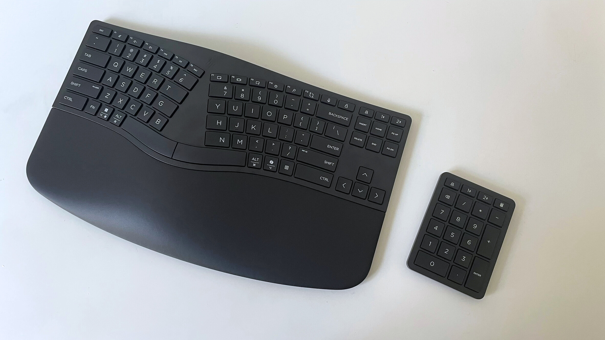 El teclado ergonómico HP 960 con teclado numérico visto desde arriba sobre un escritorio blanco