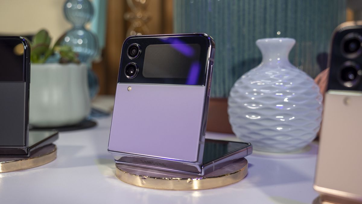 Samsung Galaxy Z Flip 4 Bora Purple colorway