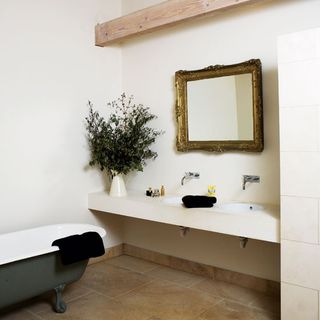 bathroom with bathtub and white wall