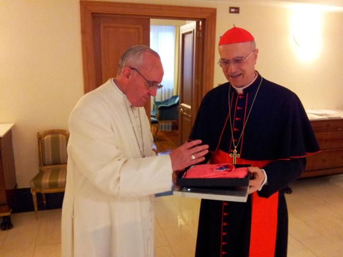 Pope Francis, in the picture with Vatican Secretary of State, Cardinal Tarcisio Bertone, has blessed the Maglia Rosa of Giro d'Italia 2013, which will start next Saturday, May 4th, from Naples and ends on May 26 in Brescia.