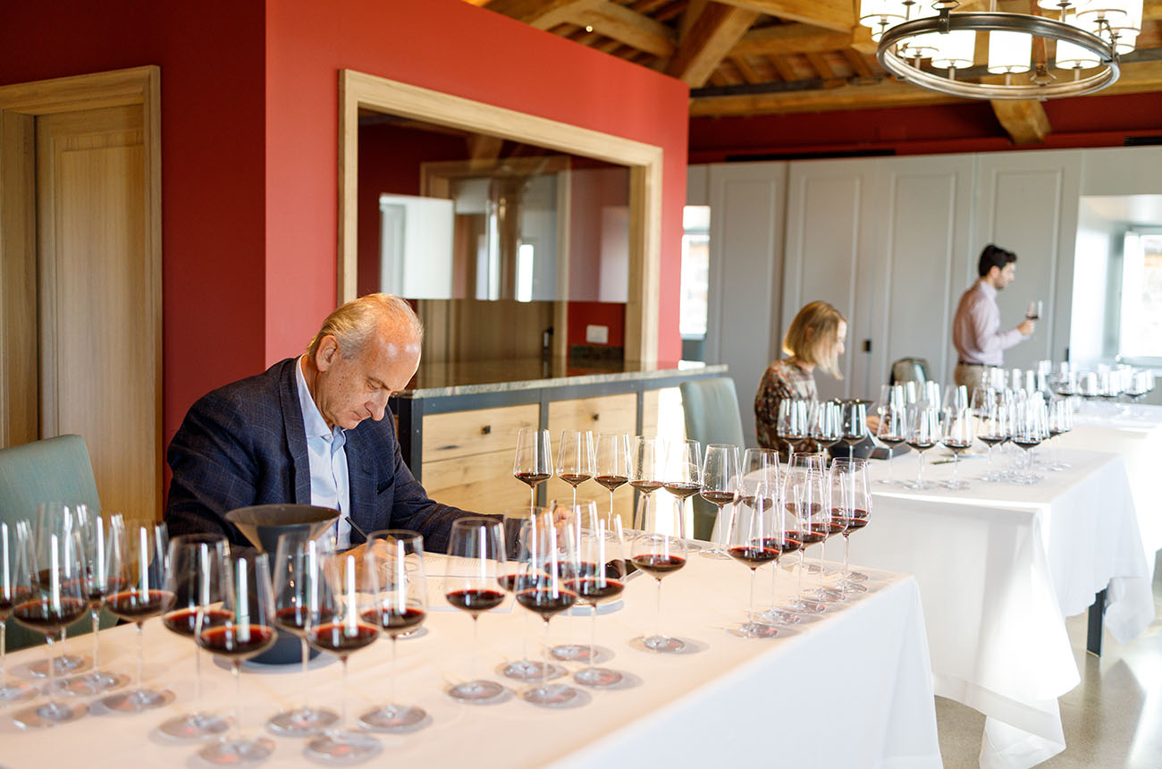 Tasting Tenuta Luce. Lamberto Frescobaldi (l), Michaela Morris (c), Alessandro Marini (r).
