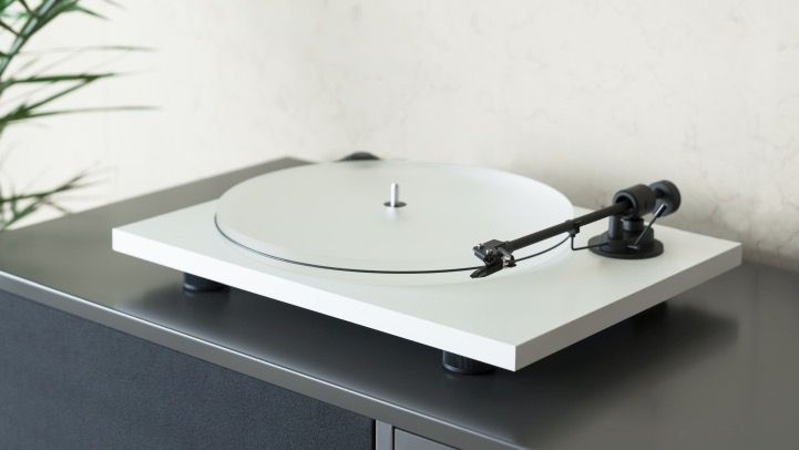 Pro-Ject Primary E in white lifestyle