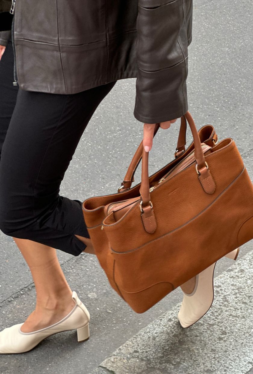 @annelauremais wears an oversized leather tote