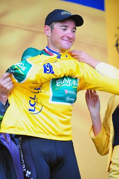 Thomas Voeckler dons yellow again.