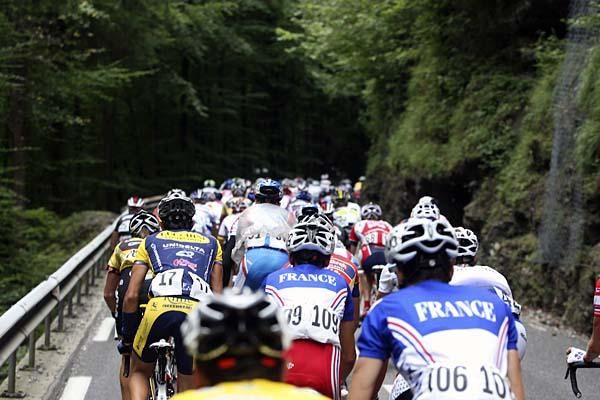 The bunch goes up the second climb.