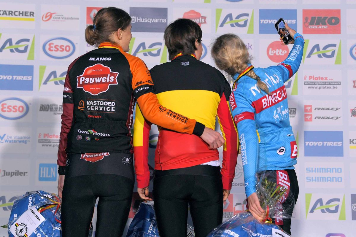 Bronze medallist Laura Verdonschot gets a selfie with Loes Sels and Belgian champion Sanne Cant.