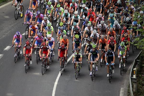 The peloton is relaxed in the early kilometres.