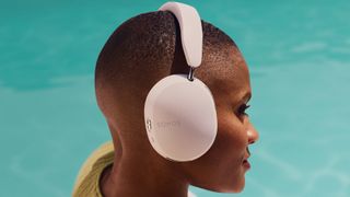 Sonos Ace-hovedtelefoner båret af en kvinde ved en pool