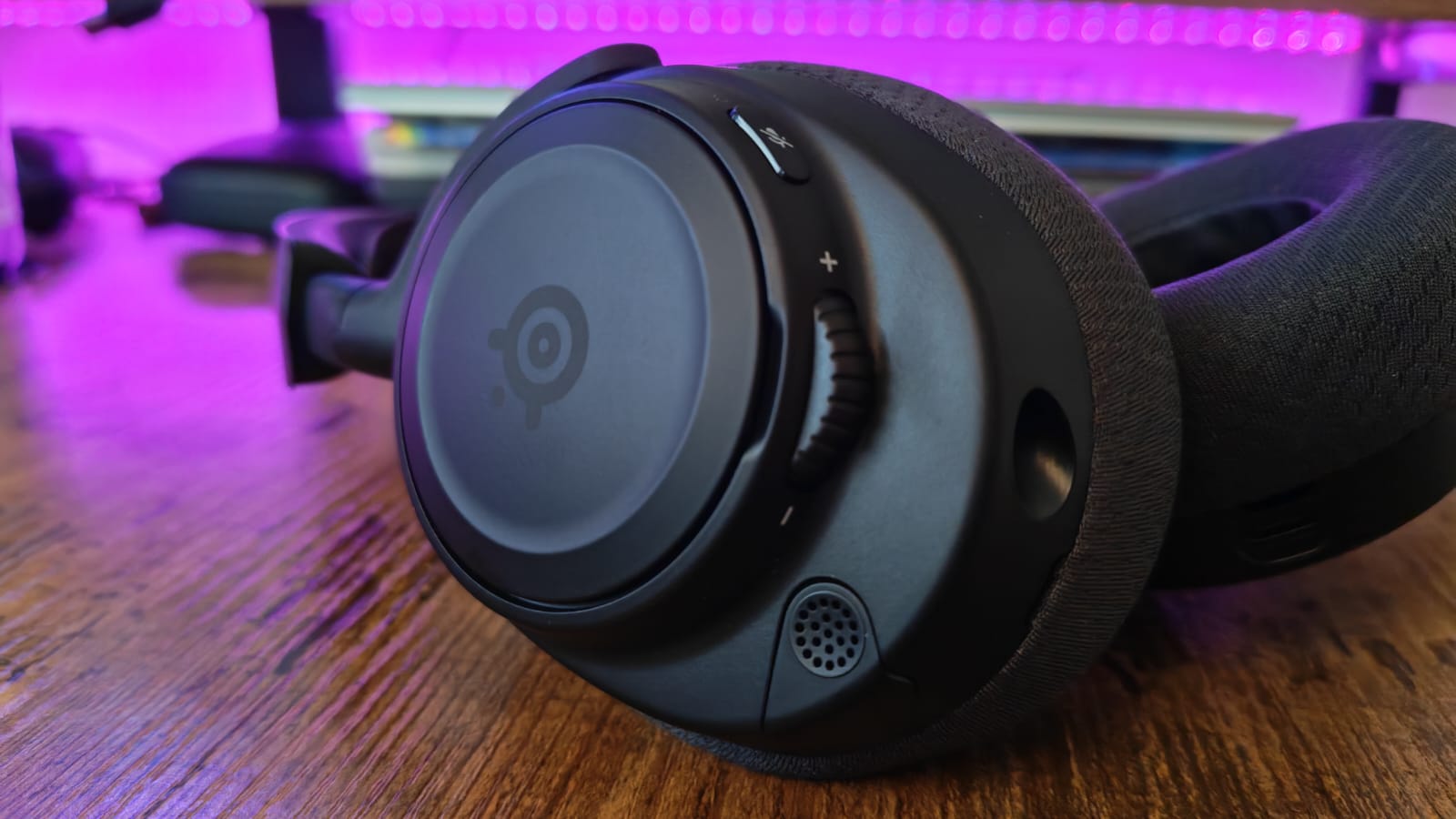 The magnetic ear cap on the SteelSeries Arctis Nova 7 Gen 2