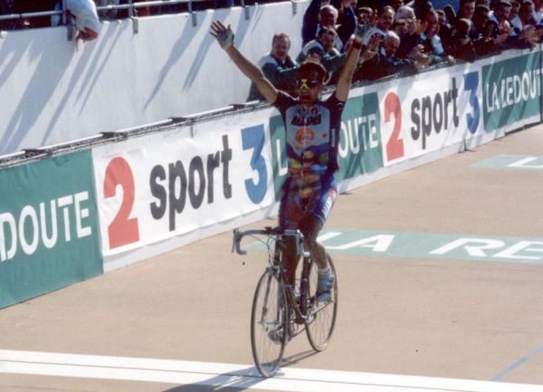 Franco Ballerini wins the 1995 Paris-Roubaix