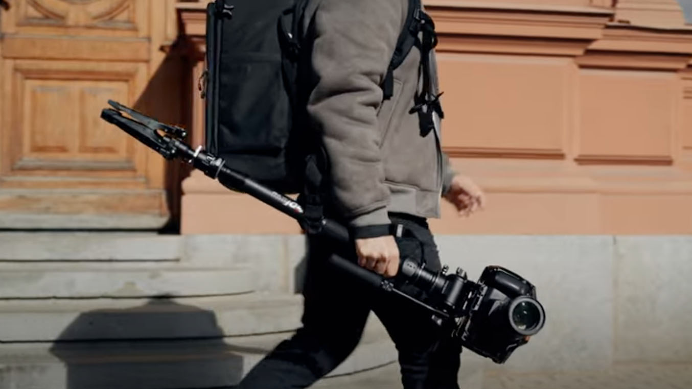 The Coman Go M1Pro V5 being used by a videographer