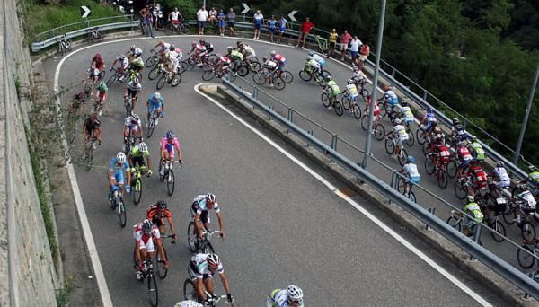 The Coppa Bernocchi peloton winds around the Piccolo Stelvio switchbacks.