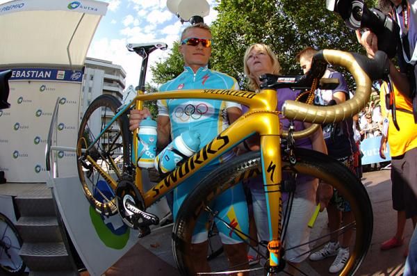 Olympic road champion Alexandr Vinokourov (Astana) has a gold bike and custom jersey to commemorate his victory in London.